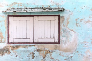 Mavi duvardaki eski beyaz pencere