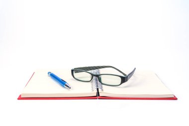 Eğitim veya iş dünyası kavramı: Günlüğü aç veya modern gözlüklü not defteri ve beyaz arka planda izole edilmiş mavi kalem.