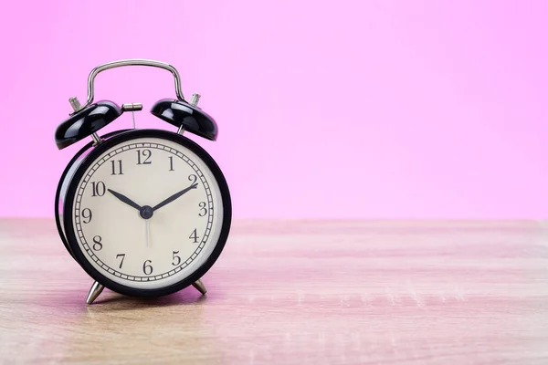 Reloj Despertador Retro Negro Sobre Mesa Madera Con Fondo Rosa —  Fotos de Stock