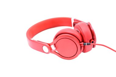 Kırmızı kulaklıklar beyaz arkaplanda izole edildi.