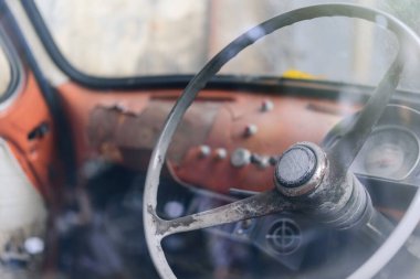 Eski arabaların içi direksiyon simidiyle terk edilmiş..