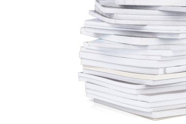 Beyaz arka plan üzerinde izole kitap yığını