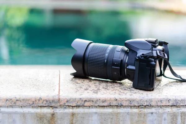 Zwarte Dslr Camera Rand Van Het Zwembad — Stockfoto