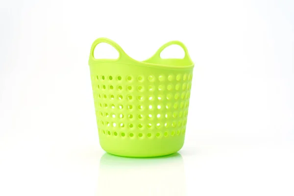孤立的白色背景上的绿色塑料篮子 — 图库照片