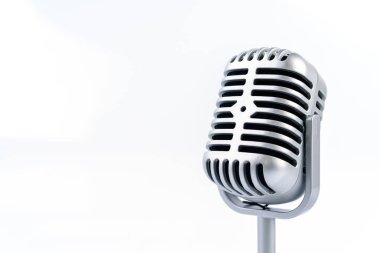 Beyaz arkaplanda izole edilmiş mikrofon retro.