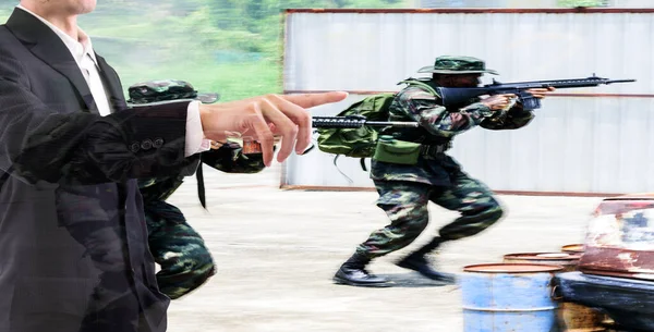 Diplomatik Askeri Konsept Liderlerin Çifte Teşhir Edilmesi Askerleri Terörist Düşmanlarına Stok Fotoğraf