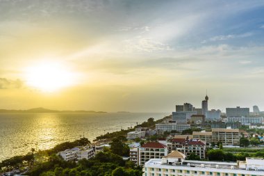 Gün batımından önce Pattaya şehrinin manzarası ya da deniz manzarası. Pattaya, Tayland 'ın en ünlü tatil beldelerinden biridir..