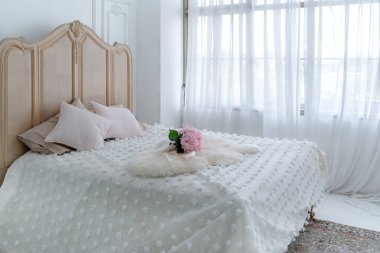 Yatak odasının içi ya da dekorasyonu Pik yastıklar ve çiçek buketi ile otelde.