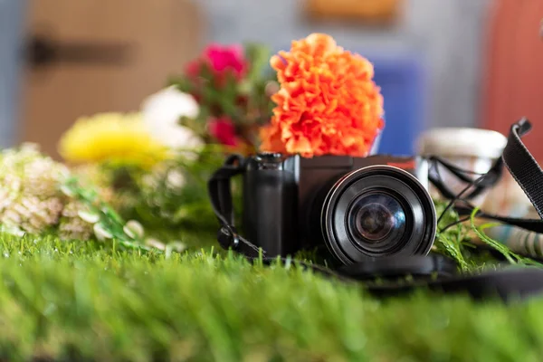 Oude Retro Zwarte Camera Het Groene Gras Gezet Met Oranje — Stockfoto