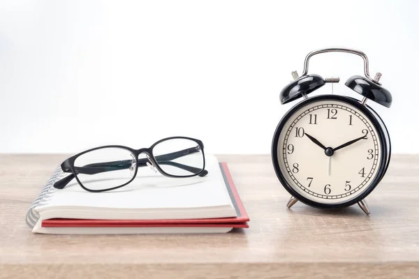Eğitim Işletme Kavramı Gözlükler Kırmızı Kitaba Takılmış Siyah Alarmlı Saat — Stok fotoğraf