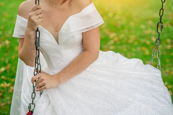 新娘在一个没有脸的近视的秋千上 — 图库照片