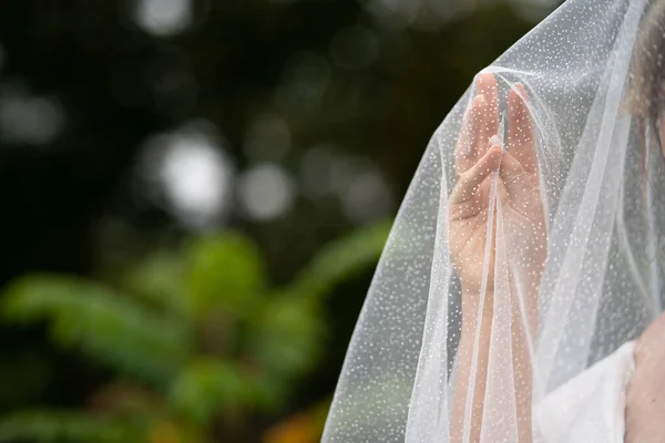 Fondo Boda Mano Novia Bajo Velo — Foto de Stock