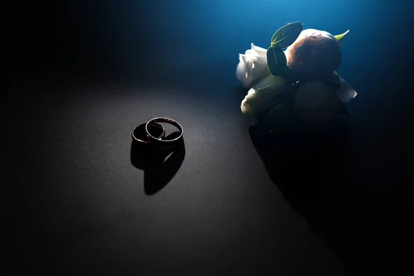 Anillos Boda Sobre Fondo Oscuro Primer Plano — Foto de Stock