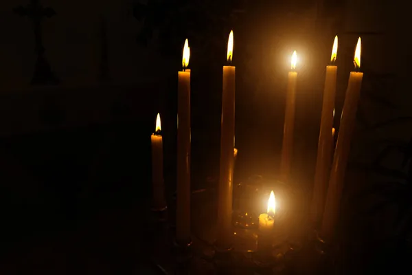 Velas Encendidas Sobre Fondo Oscuro Templo —  Fotos de Stock