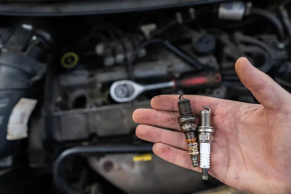 Old New Spark Plug Hands Mechanic Background Car Engine — Stock Photo, Image
