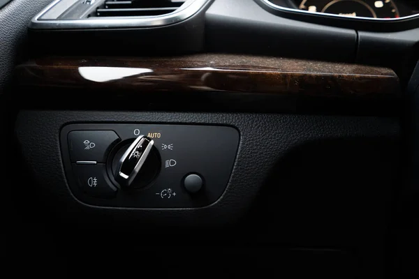近代的な車のクローズアップの光制御パネルは — ストック写真