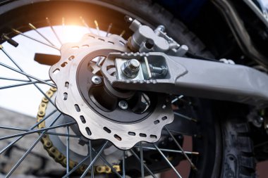 Fren diski yakın çekimli motorsiklet arka tekerleği.