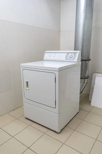 Industrielle Waschmaschine Der Waschküche Stockfoto