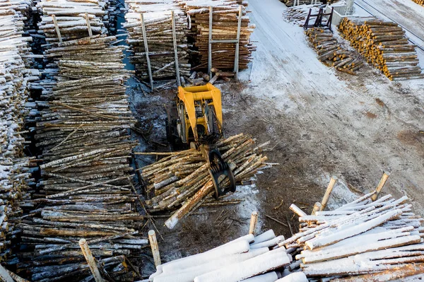 Loader Laadt Logs Fabriek Bovenaanzicht — Stockfoto