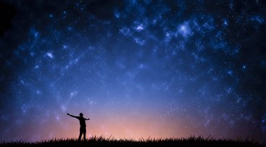 Gece manzara ile Samanyolu. Siluet duran genç bir adamın dağda yukarı kaldırdı kollarını. Güzel evren. Arka plan mavi gece yıldızlı gökyüzü ile seyahat.