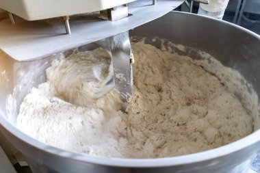 endüstriyel yoğurma makinesi ekmek pişirmek için hamur yoğurur.