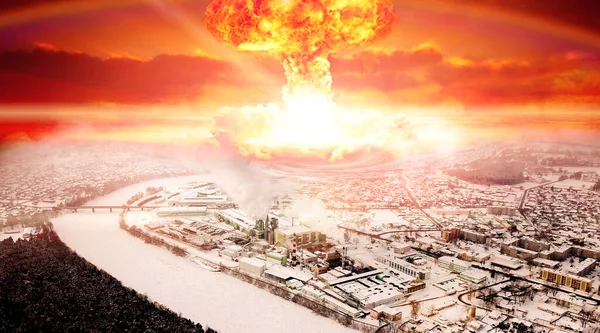 Atomexplosion Vor Dem Hintergrund Einer Osteuropäischen Stadtansicht Stockbild