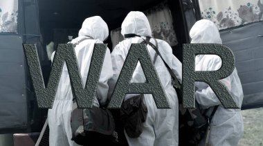 Arka plandaki yazıt savaşı. Biyolojik tehlike giysileri içindeki askeri doktorlar. Sırtları arabaya dönük.