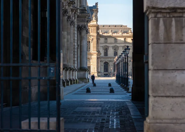 Entrada Para Museu Louvre Paris Através Portão Uma Manhã Primavera — Fotografia de Stock