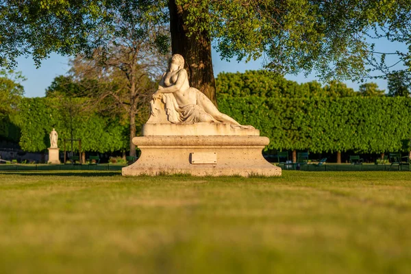 Rzeźba Kobieca Ogrodzie Tuileries Paryżu Kasztanami Tle Wykonywana Poziomie Parteru — Zdjęcie stockowe