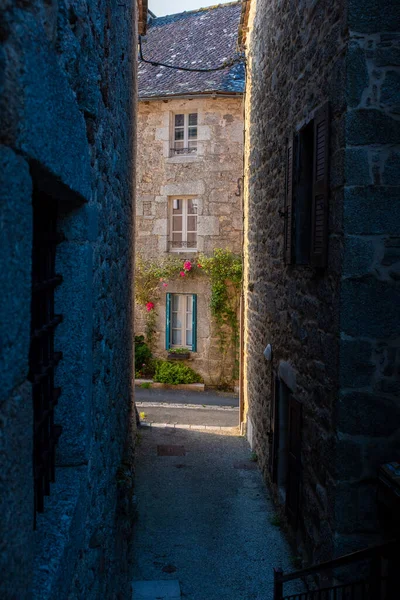 サンジェームズ通りの小さなフランスの町の典型的な狭い通り 晴れた夏の朝に撮影 誰もいません — ストック写真