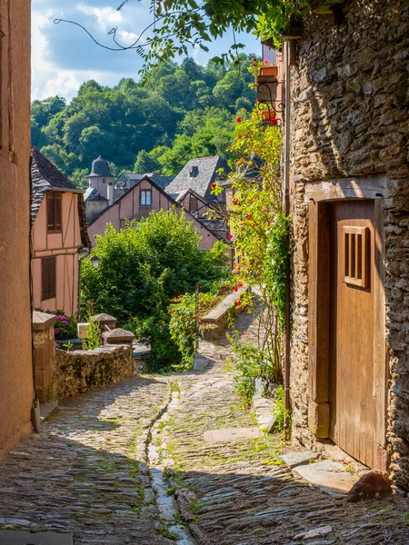 中世の町コンクの典型的な細い石畳の通り セント ジェームズの途中でフランス 晴れた夏の朝に撮影 人がいません — ストック写真