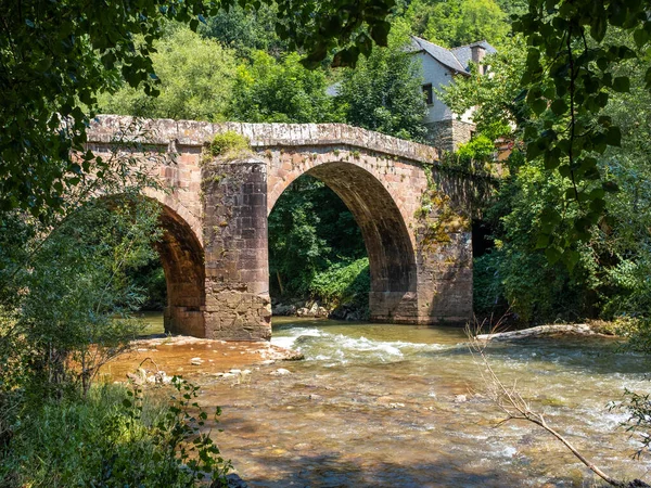 Puente Romano Piedra Conques Camino Santiago Cruzando Pequeño Río Tumultuoso — Foto de Stock