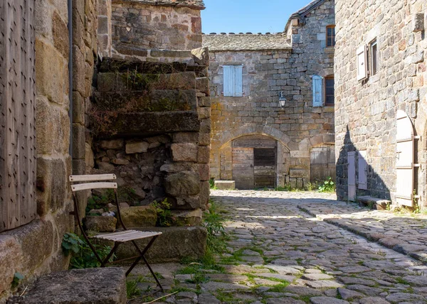 南フランスの伝統的な村の石畳の通りにある庭の椅子は 晴れた夏の午後に撮影されました — ストック写真