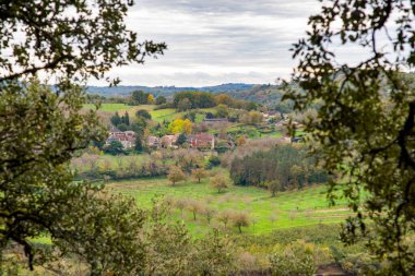 Fransa 'nın küçük bir Perigord köyünün manzarası Marqueyssac Kalesi' nin bahçesinden kısmen bulutlu bir sonbahar öğleden sonrasında çekildi.