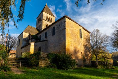 Perigord, Fransa 'daki Saint-Leon-sur-Vezere' deki Sarı Taş Roma Kilisesi. Güneşli bir sonbahar öğleden sonrasında hiç kimse olmadan çekildi..