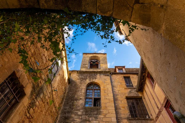 Binnenplaats Van Een Frans Gele Stenen Middeleeuwse Abdij Gelegen Sarlat — Stockfoto