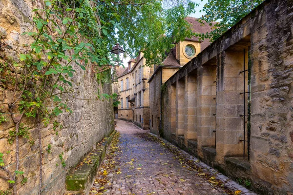 フランスのペリゴールにある美しいフランスの黄色の石の中世の町の狭い通り 人々がいない晴れた秋の午後に撮影 — ストック写真