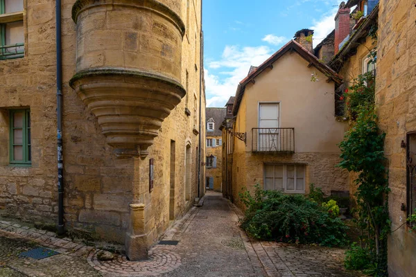 フランスのペリゴールにある美しいフランスの黄色の石の中世の町の狭い通り 人々がいない晴れた秋の午後に撮影 — ストック写真