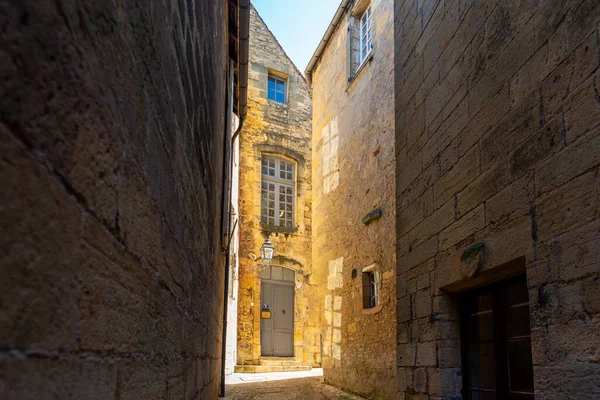 Στενός Δρόμος Μιας Όμορφης Γαλλικής Κίτρινο Πέτρα Μεσαιωνική Πόλη Της — Φωτογραφία Αρχείου
