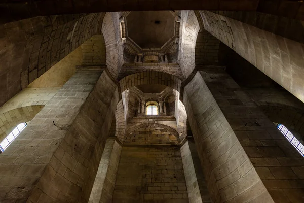 Perigueux Katedralinin Içinin Düşük Açılı Görüntüsü Nsansız — Stok fotoğraf