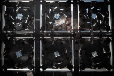 Enstitut du mode arabe adlı bir Paris müzesinin penceresinin diyafram açıklığının detaylarına yakın çekim