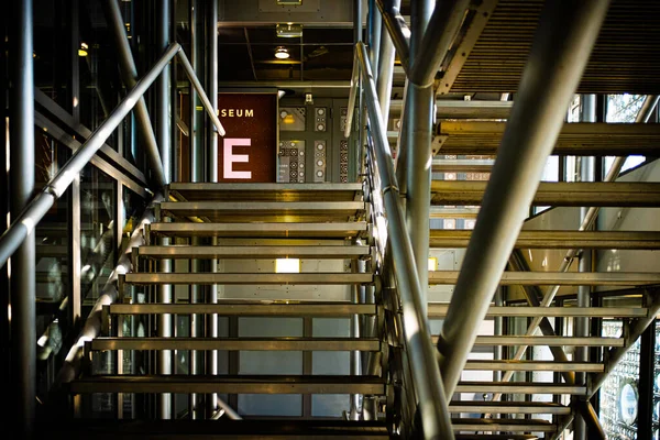 巴黎当代建筑博物馆的钢制楼梯箱名为Du Mode Arabe — 图库照片
