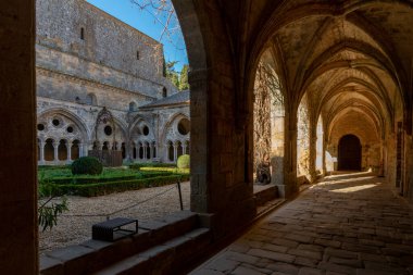 Fransa 'nın Frontfroide Manastırı' nın koridorlarından birinde güneşli bir kış öğleden sonra hiç kimse olmadan çekildi.