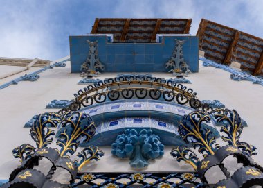 İspanya, Kadaques 'teki Katalan modernist bir binanın alçak açılı çekimi. Kışın, kısmen güneşli bir günde çekilmiş..