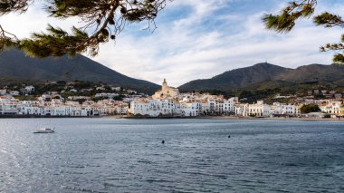 İspanya 'nın eski Kadavra şehri manzarası. Buradan geçen bir tekneyle yeşillikle çerçevelenmiş görüntü. Kışın güneşli bir kış öğleden sonrası partisinde çekildi..