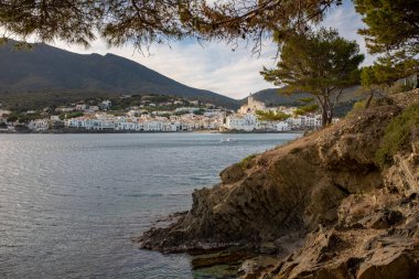 İspanya 'nın eski Kadavra şehri manzarası. Buradan geçen bir tekneyle yeşillikle çerçevelenmiş görüntü. Kışın güneşli bir kış öğleden sonrası partisinde çekildi..