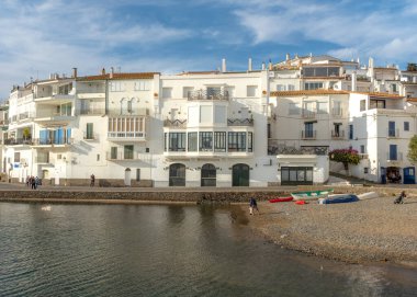 Kadavra, İspanya - 25 Şubat 2022: Katalan modernist binalarına bakın. Fotoğraf, kışın deniz kıyısında tanınmayan bazı kişilerle çekildi..