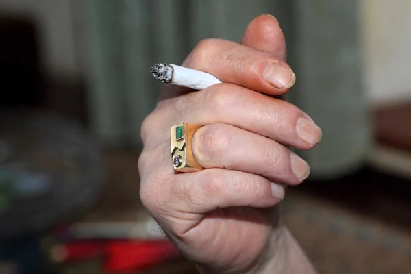 Um cigarro fumante — Fotografia de Stock