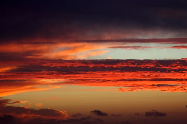 Himlen röd solnedgång — Stockfoto