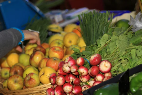Sebze ve meyve pazarı — Stok fotoğraf